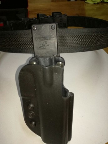 Pues eso, tal como reza el enunciado un amigo pone a la venta TANGFOGLIO STOCK III de 9 mm. PB 
el arma 22