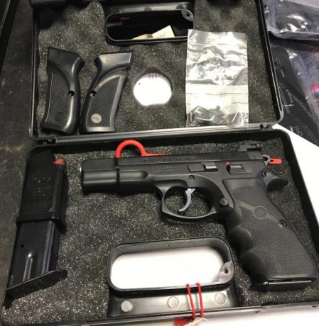 Pongo a la venta una CZ-75B, en 9Pb, en perfectas condiciones, con alza miceometrica, caja original y 00