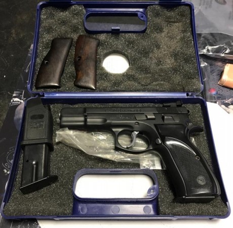 Pongo a la venta otra CZ-75B, en 9Pb, prácticamente nueva, con alza miceometrica, caja original, dos cargadores 02