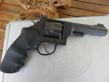 Vendo revolver Smith & Wesson mod: 327 TRR8 de 8 disparos prácticamente nuevo sin uso, viene en su 01