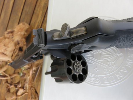 Vendo revolver Smith & Wesson mod: 327 TRR8 de 8 disparos prácticamente nuevo sin uso, viene en su 00