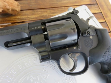 Vendo revolver Smith & Wesson mod: 327 TRR8 de 8 disparos prácticamente nuevo sin uso, viene en su 12