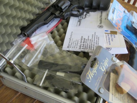 Vendo revolver Smith & Wesson mod: 327 TRR8 de 8 disparos prácticamente nuevo sin uso, viene en su 10