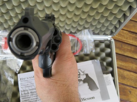 Vendo revolver Smith & Wesson mod: 327 TRR8 de 8 disparos prácticamente nuevo sin uso, viene en su 22