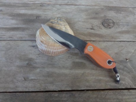 Aquí os dejó mi último trabajo. 
Acero D2 con el filo pulido a espejo, 7cm de longitud dd filo, 9cm de 00