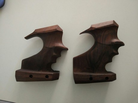 Hola a todos,

Pongo en venta dos empuñaduras para la Walther LP400 en tallas M y XL, prácticamente sin 02