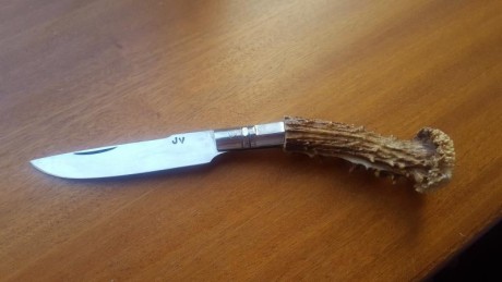 Pongo a la venta estas dos navajas Taramundi
Navaja hecha por Jorge Villar en asta de corzo: 35 euros 00