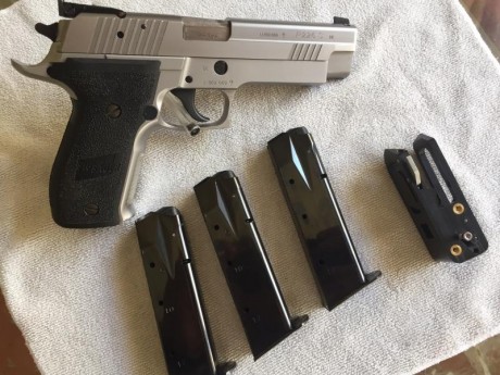 Vendo Sig Sauer p226 X-FIVE allround 9mm, 3 cargadores, 1 IPSC magnetic insert, Precio 1000 euro 00