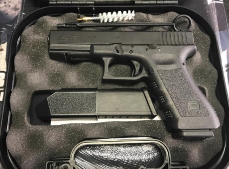 Pongo a la venta una Glock-17 de 3a generación.
Está casi nueva y a toda prueba, menos de 100 disparos. 01