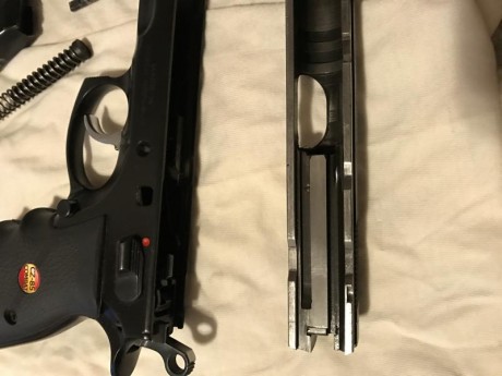 Vendo cz 85 combat ambidiestra, el arma esta de estreno, con su cacha original de plastico, la que lleva 01