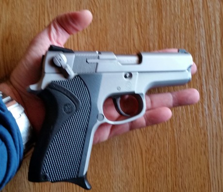 Hola compañeros vendo mi magnífica pistola smit wesson 6906. En perfecto estado color plata.  Guiada en 00