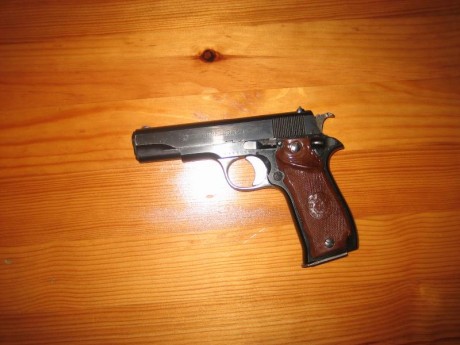 Hola.  Vendo este arma muy bien conservada, cañón a espejo, dos cargadores. Está en Asturias en "F" 02