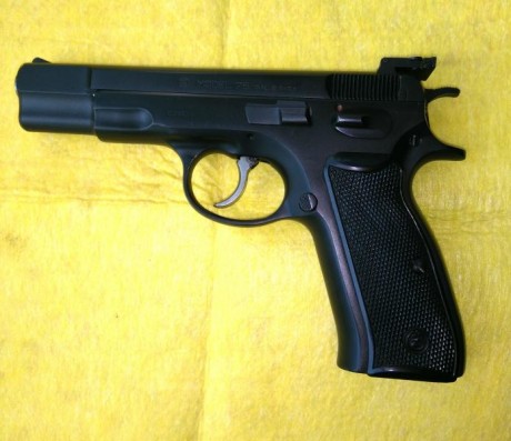 Vendo pistola CZ75, modelo original, no es la B. 
Comprada de segunda mano hace dos años, de origen checo 01