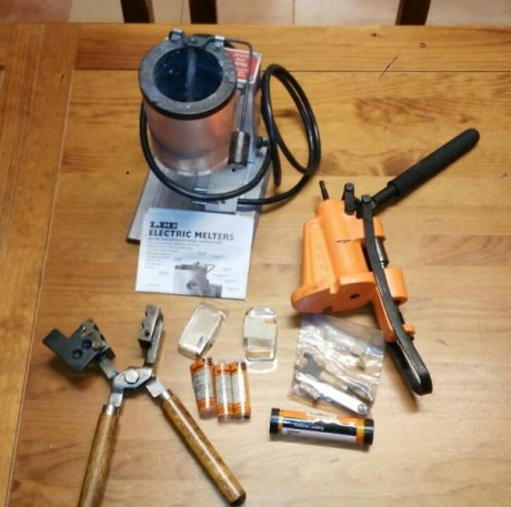 vendo por no usar para recarga y fabricación de puntas y recalibrado:
- fundidor de plomo lee 220V    02