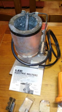 vendo por no usar para recarga y fabricación de puntas y recalibrado:
- fundidor de plomo lee 220V    00
