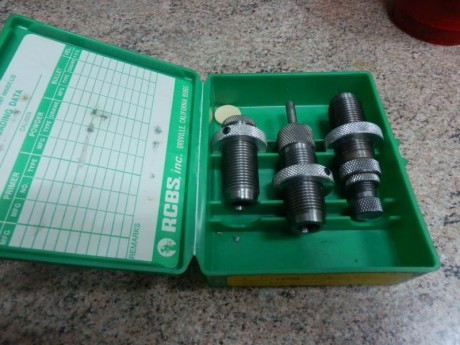 Vendo estos  Díes RCBS . Prácticamente nuevos.
 Precio : Los del .44 SPEC SWC a 22 euros, con envío incluido. 21