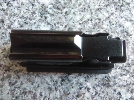 Hola.
Vendo cargador para semiautomático HK SLB 2000, calibre 30-06, de cinco cartuchos de capacidad.
Precio 01