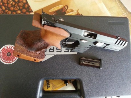 Vendo tres armas que la mayoría ya conocéis sus propiedades,
Una Sig P210 Swiss Arms de 6" cal.9mm. 52