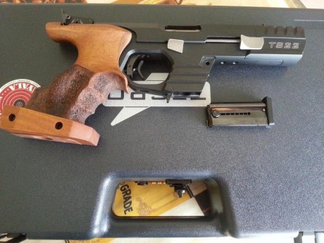 Vendo tres armas que la mayoría ya conocéis sus propiedades,
Una Sig P210 Swiss Arms de 6" cal.9mm. 51