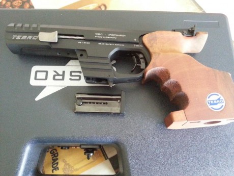 Vendo tres armas que la mayoría ya conocéis sus propiedades,
Una Sig P210 Swiss Arms de 6" cal.9mm. 50