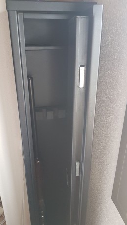 Hola Compañeros!!! vendo armero para 4 armas  largas esta practicamente nuevo el precio son 170..portes 01