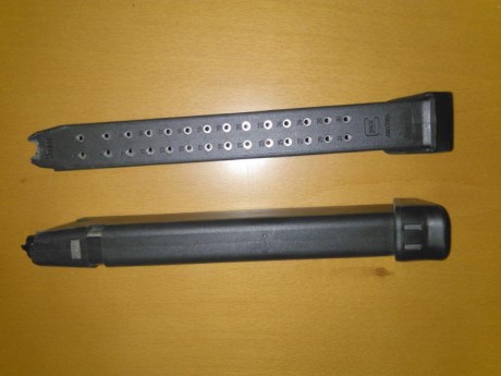 vendo 2 cargadores para pistolas Glock 9mmPB con capacidad para 33 disparos 
precio 80 euros los dos
completamente 02
