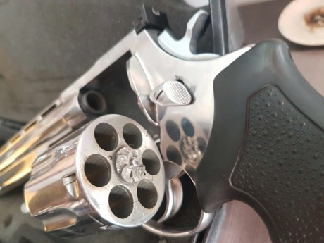 Vendo revolver Taurus del 44 mag de 8" acabado en inox, vendo por dejar afición se encuentra en Tarragona 11