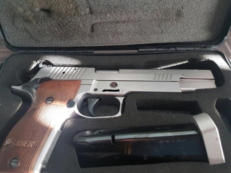 Vendo sig sauer p226 x-six con dos cargadores y varios muelles de repuesto, vendo por dejar la afición 02