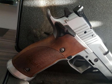 Vendo sig sauer p226 x-six con dos cargadores y varios muelles de repuesto, vendo por dejar la afición 01