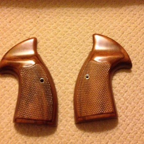 Vendo cachas revolver Astra police. 35 euros puestas en casa. Nuevas a estrenar 00