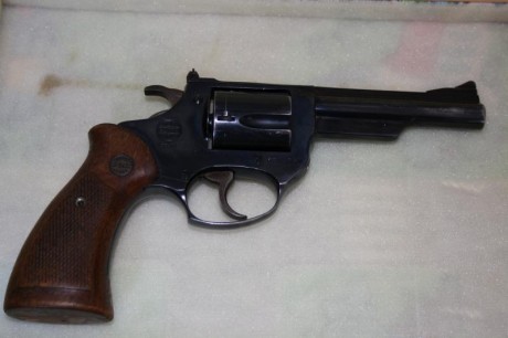 Buenos días 
Se vende revolver  marca ASTRA modelo CADIX 4 pulgadas calibre 38. En perfecto estado, muy 11