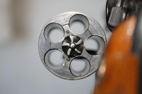Buenos días 
Se vende revolver  marca ASTRA  2 pulgadas calibre 38. En perfecto estado, muy poco uso, 22