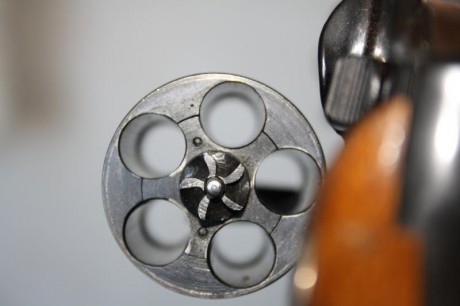 Buenos días 
Se vende revolver  marca ASTRA  2 pulgadas calibre 38. En perfecto estado, muy poco uso, 21