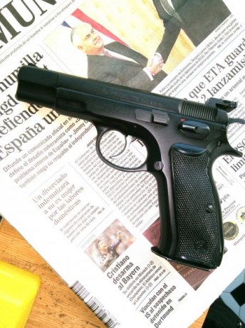 Vendo pistola CZ75, modelo original, no es la B. 
Comprada de segunda mano hace dos años, de origen checo 72