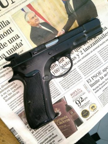 Vendo pistola CZ75, modelo original, no es la B. 
Comprada de segunda mano hace dos años, de origen checo 71