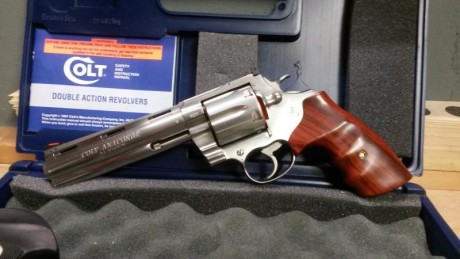 Bueno pues lo dicho, vendo revolver colt anaconda cal.44mg, en excelente estado.

Tiene dos juegos de 01