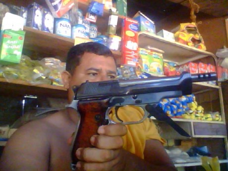 Hace unos dias he empavonado una beretta 93r y me ha quedado horrible, con manchas de distintos colores 60