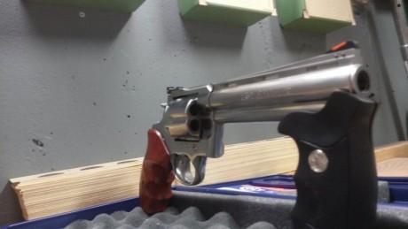 Bueno pues lo dicho, vendo revolver colt anaconda cal.44mg, en excelente estado.

Tiene dos juegos de 11