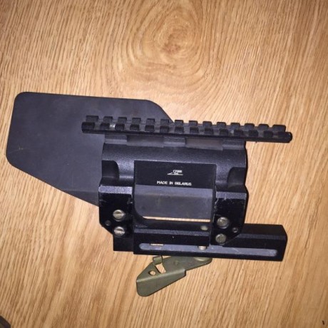 Vendo montura lateral con deflector para montaje de óptica en rifle VZ 58.
Montura militar con deflector 00