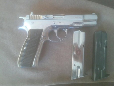  buenos dias
vendo esta pistola cz 75 pavonada en inox. 
Esta guiada en A pero se puede guiar en F.
Tiene 01