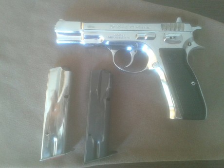  buenos dias
vendo esta pistola cz 75 pavonada en inox. 
Esta guiada en A pero se puede guiar en F.
Tiene 00
