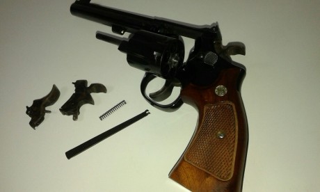 Vendo Revolver Smith & Wesson Mod. 14-K38. COMO NUEVO. Con dos sistemas de disparadores, de simple 01