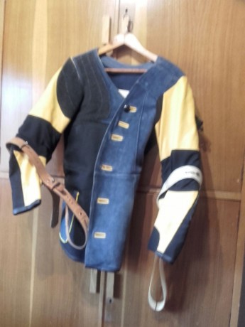 pues eso vendo chaqueta de tiro anschutz talla 52 125 e  y las dos correas que salen en la foto una es 00