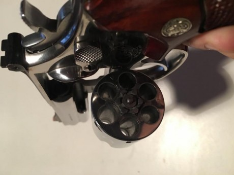 Se vende Smith & wesson 357 mg también admite 38 sp ,como ya sabéis. En 375€ no negociables, el arma 02