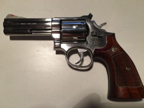 Se vende Smith & wesson 357 mg también admite 38 sp ,como ya sabéis. En 375€ no negociables, el arma 01