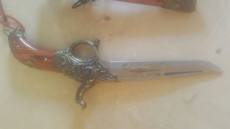 buenas tardes, Estoy interesado en saber algo de esta curiosa arma. el unico dato es la firma DORADO en 01