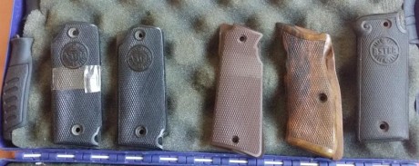 vendo cachas de pistola ASTRA 400  30 euros
cachas star 25 euros
cachas CZ 75,85 y copias , en madera 00