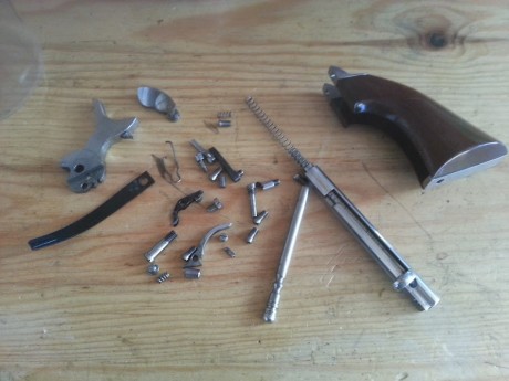 Vendo el despiece de toda la tornilleria del Cattleman de Uberti y tambien las cachas, todo en muy buen 00