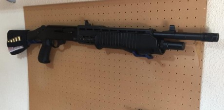 Franchi SPAS 12. Escopeta con dos modos: Semiautomática ó Pump Action. 
Muy robusta. Capacidad de 6 + 11