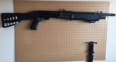 Franchi SPAS 12. Escopeta con dos modos: Semiautomática ó Pump Action. 
Muy robusta. Capacidad de 6 + 10